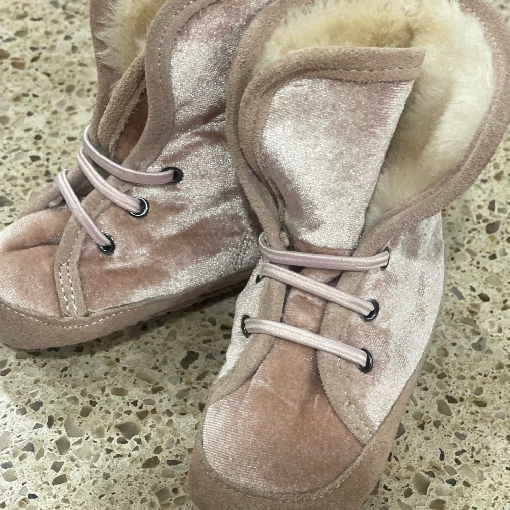 Cole Haan fur lined infant boots/baby size 3(US)